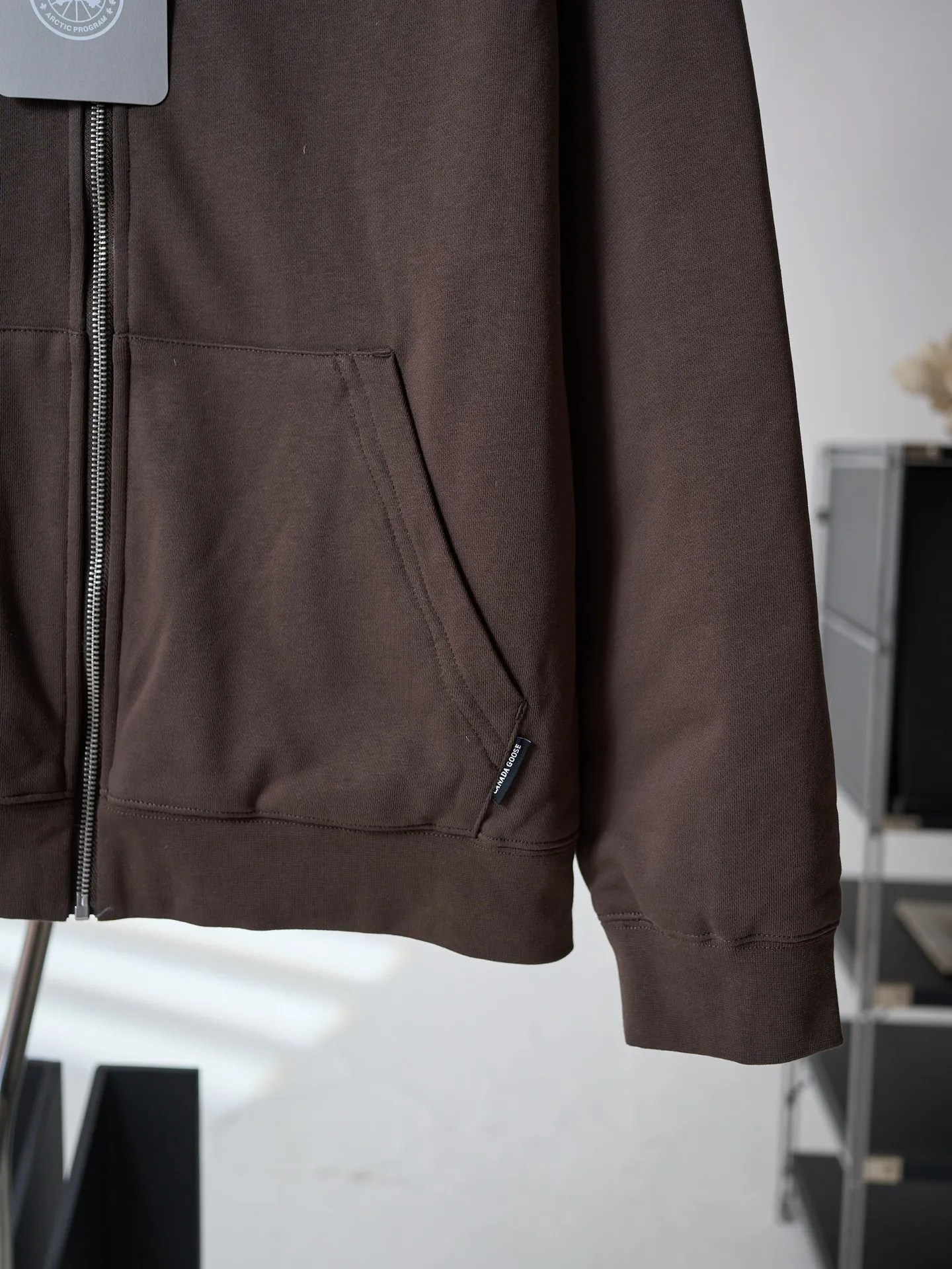 [Real object hanging] Canada Goose/Canada Goose reversible hooded down jacket [In Stock] S M L Fabric selection: The A side is made of high-quality cotton thick terry cloth. The fabric texture is fine and thick, soft and skin-friendly. It has good Breathable performance and is comfortable for daily wear. The cloth surface has been carefully finished and is not prone to pilling and deformation. The B side is made of matte tear-resistant nylon fabric, with a low-key matte texture on the surface. It has excellent tear resistance and windproof properties. The fabric is light and not bulky, and has excellent velvet resistance. The fabric tightly locks the inner down, taking into account both lightweight and practicality. The two fabrics have a sharp contrast in style, allowing you to switch between different outfits at will. Filling: The inside is filled with 90% white duck down, which weighs about 140g. It has strong heat storage and temperature locking capabilities and is evenly distributed in the compartments of the body. It is light and does not weigh down the body, saying goodbye to heavy and bloated clothes. Sewing process: Adopt double-layer independent cutting piece alignment sewing process. The inner and outer sides are cut separately, and the length, shoulder line, and hat shape are accurately aligned. The edges are processed with seamless overlocking to avoid misalignment and twisting problems between the two layers of fabric. The horizontally divided down locking lines are neat and stable, effectively fixing the down and preventing the down from shifting and forming a ball. The entire garment has multiple reinforcements at the joints, taking into account the aesthetics of wearing it on both sides. No unnecessary messy stitches can be seen on the front and back, achieving a clean look on both sides. Details: Equipped with elastic rib cuffs and hem, with moderate elasticity, it closely fits the wrist and waist and abdomen, blocking the intrusion of cold wind. The A-side hood is equipped with a metal engraved hood rope, which can be freely adjusted for tightness, and is equipped with a Classic kangaroo pocket for convenient storage; the B-side is equipped with a zipper opening and closing pocket, the zipper is smooth and durable, and meets outdoor storage needs; the side of the sleeve is embellished with a circular embroidered logo, and multiple layers of embroidery thread create a three-dimensional logo, which enhances product recognition in a low-key manner.